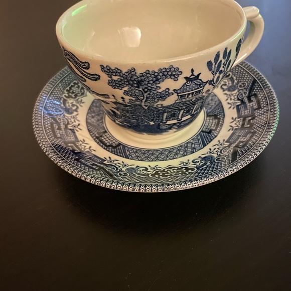 Beautiful Churchill Willow Pattern Teacup and saucer - Picture 3 of 7